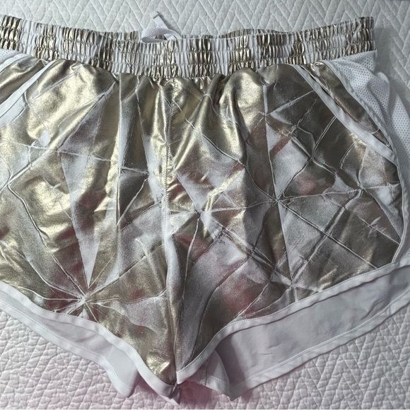 Under Armour, women’s size, extra large speed, stride, print shorts, heat gear - Picture 7 of 9